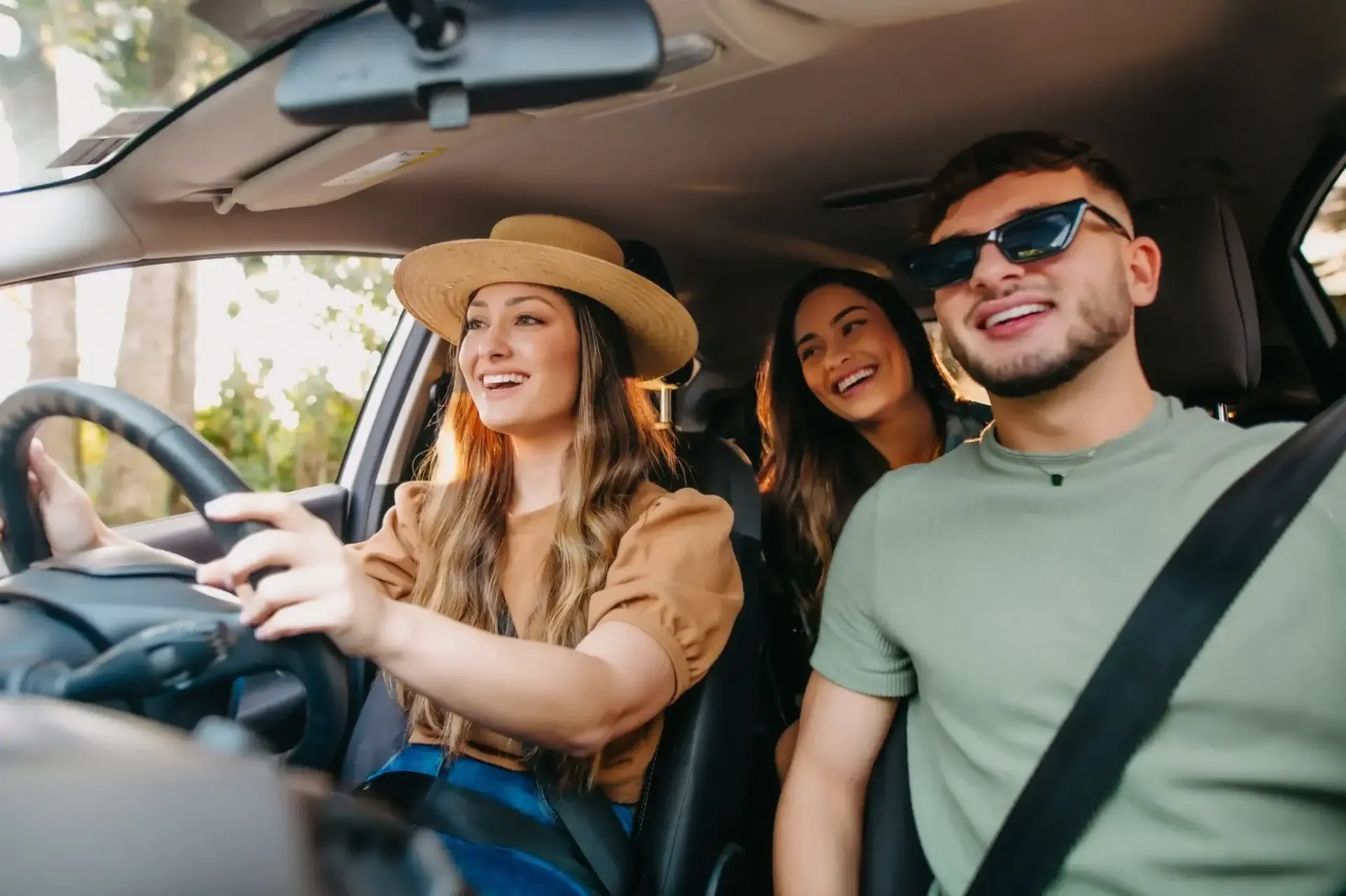 Jovens dentro de um carro